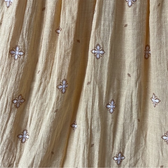 Mine size large lightweight short puffed sleeve yellow with gold stitch blouse - Picture 2 of 8